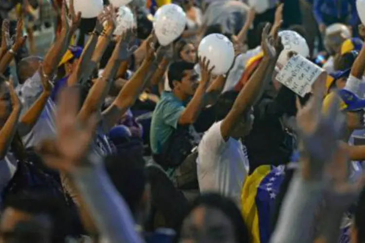 Estudantes protestam contra o governo da Venezuela em Caracas: prefeito é o segundo opositor a ser condenado pela onda de protestos (Juan Barreto/AFP)