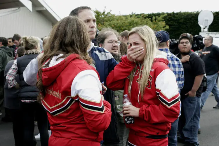 
	Estudantes e familiares se re&uacute;nem ap&oacute;s tiroteio no instituto Pilchuck de Marysville, Washington: jovem ferida pelo atirador morre
 (Jason Redmond/Reuters)