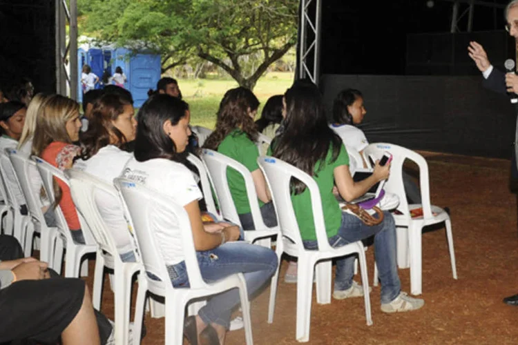 Reitor da UnB dá palestra para estudantes da rede pública: os alunos do Centro Educacional de Tabatinga, localizado na área rural de Planaltina, ficaram entusiasmados com a visita  (Elza Fiúza/ABr)