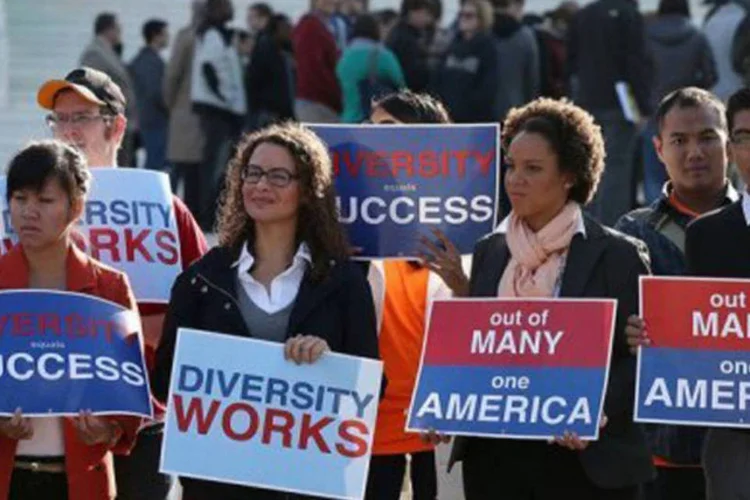 
	Manifestantes protestam na Suprema Corte: Gregory Garre disse que a Universidade do Texas &quot;considera simplesmente a diversidade por classe&quot; para decidir suas admiss&otilde;es
 (©AFP/Getty Images / Mark Wilson)