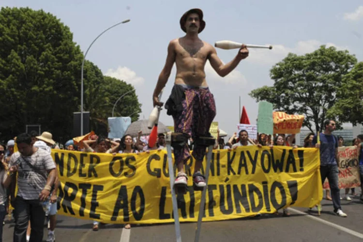 
	Estudantes fazem protesto: &ldquo;Podemos ter essas parcelas de R$ 100 mil j&aacute; inclu&iacute;das no Or&ccedil;amento da Uni&atilde;o de 2013, que est&aacute; em elabora&ccedil;&atilde;o pelo Congresso&quot;
 (Elza Fiúza/ABr)