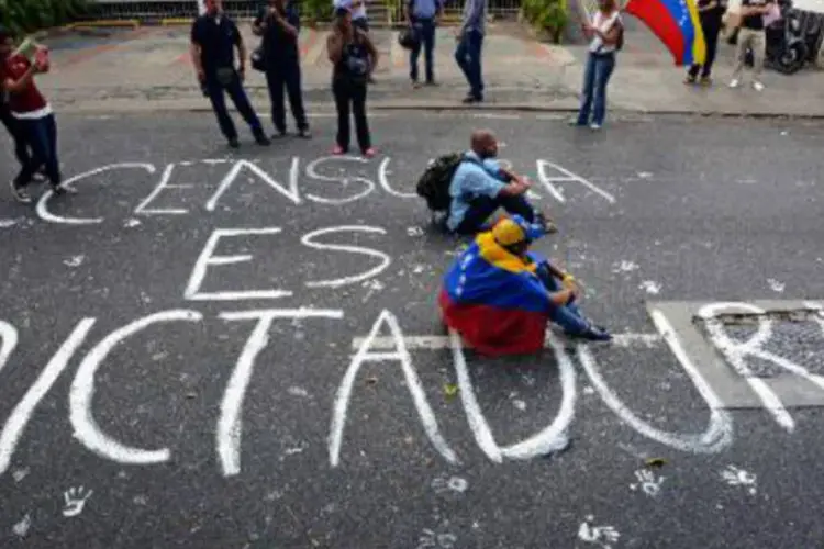 
	Protesto de estudantes em Caracas: com sacos de lixo,&nbsp;entulhos, colch&otilde;es velhos, t&aacute;buas, troncos e carros, os moradores fecharam suas ruas
 (Juan Barreto/AFP)