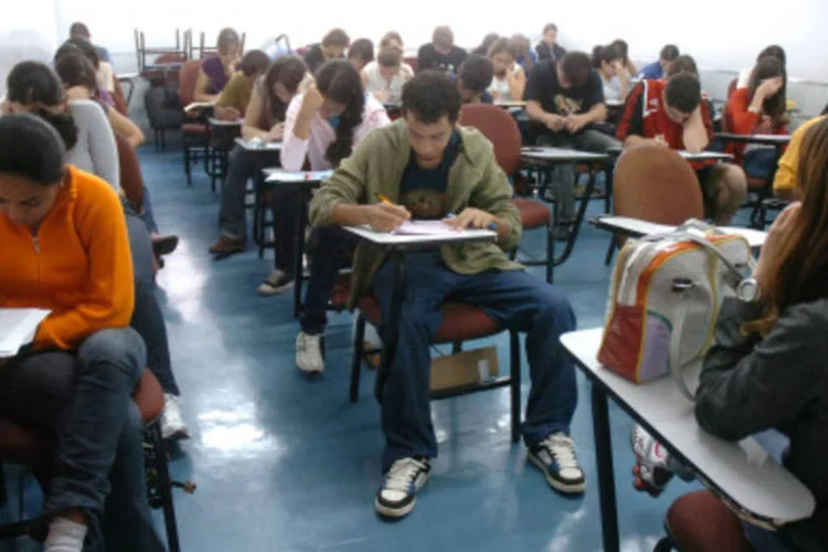 Para o IBGE a pesquisa revela que "a renda familiar exerce grande influência na adequação idade/série" (.)