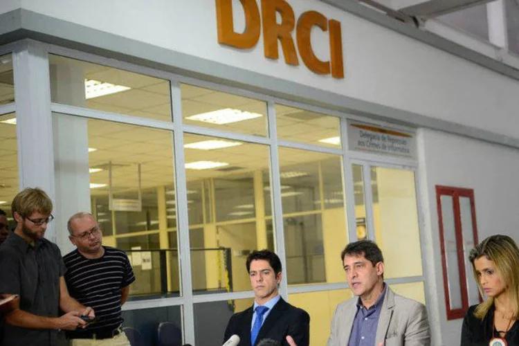 
	Delegacia de Repress&atilde;o a Crimes de Inform&aacute;tica (DRCI), que estava &agrave; frente do caso, vai apurar divulga&ccedil;&atilde;o de imagens do crime nas redes sociais.
 (Agência Brasil)