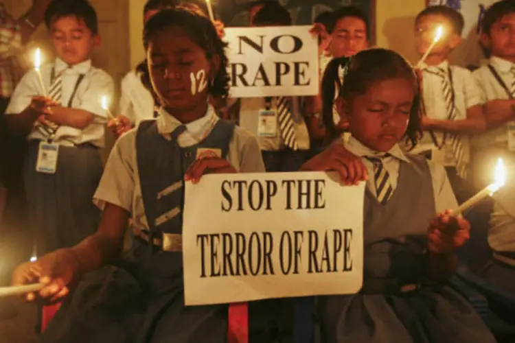 
	Crian&ccedil;as indianas participam de protesto contra estupro ap&oacute;s a morte de estudante agredida
 (REUTERS/Amit Dave)