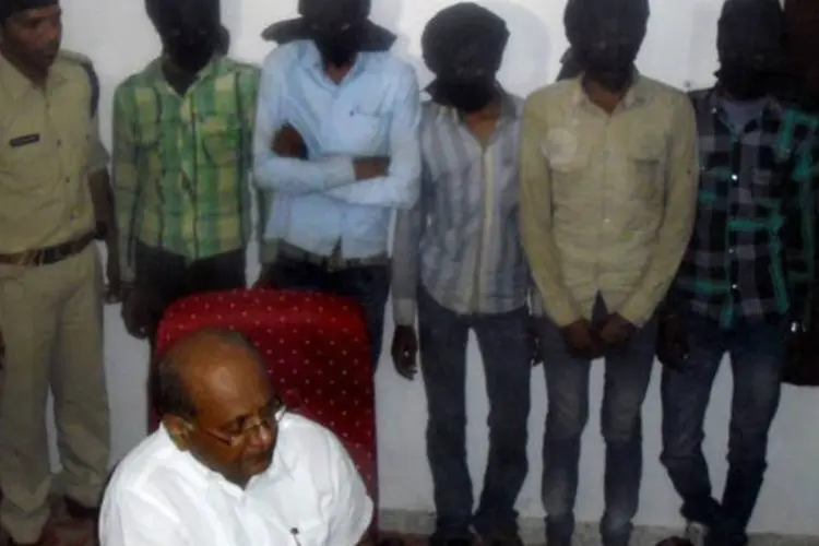 Cinco dos seis acusados pelo estupro coletivo de uma turista suíça na Índia foram apresentados pela polícia no domingo (AFP)