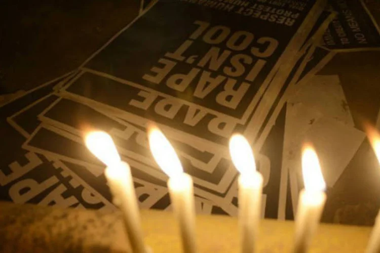 
	Cartazes e velas s&atilde;o vistos em protesto contra casos de estupro
 (©afp.com / Sajjad Hussain)