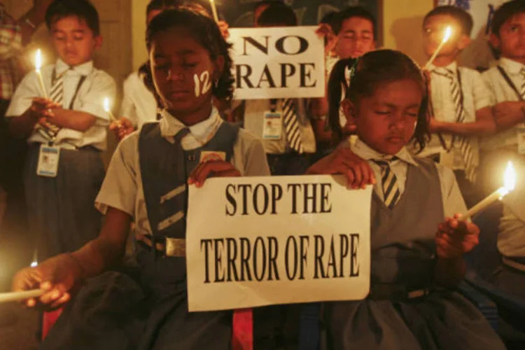 
	Crian&ccedil;as indianas participam de protesto contra estupro:&nbsp;&quot;As crian&ccedil;as que t&ecirc;m a coragem de dizer que sofreram abuso sexual s&atilde;o, frequentemente, ignoradas&quot;, diz a HRW.
 (REUTERS/Amit Dave)