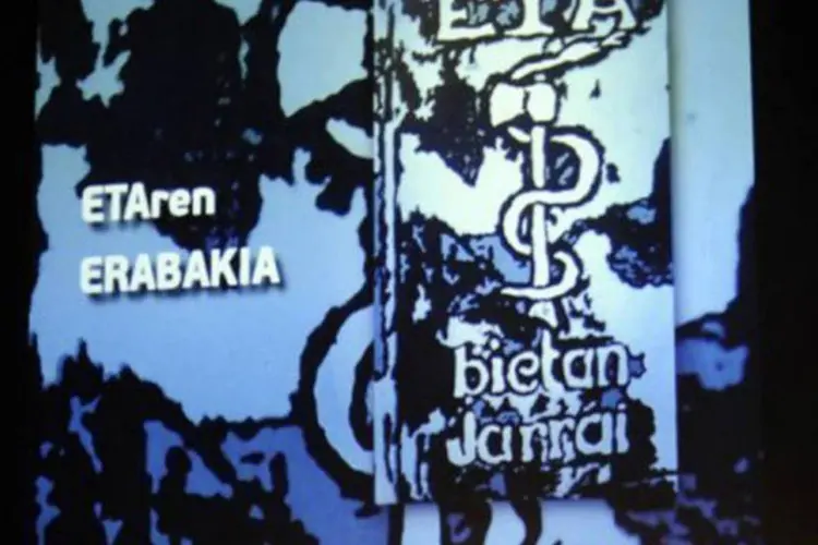 
	Logotipo do ETA em protesto de grupo de presos no dia 2 de junho: no domingo, o l&iacute;der separatista basco Arnaldo Otegi anunciou que come&ccedil;aria o jejum
 (Rafa Rivas/AFP)