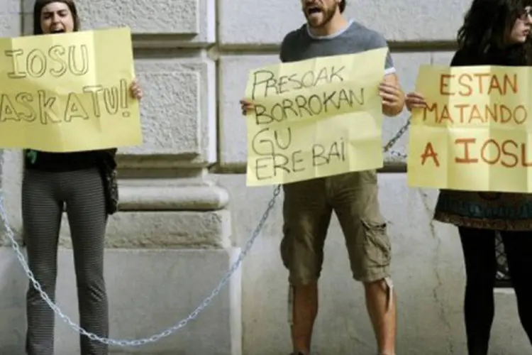 
	Manifestantes pedem a liberta&ccedil;&atilde;o de membros do ETA: em tr&ecirc;s semanas acontecem as elei&ccedil;&otilde;es regionais no Pa&iacute;s Basco
 (Rafa Rivas/AFP)