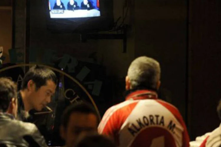 Fregueses num bar acompanham o anúncio da ETA sobre o o fim definitivo de suas atividades armadas
 (Rafa Rivas/AFP)