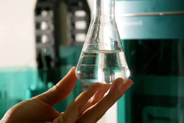 Etanol, em frasco de laboratório (Arquivo)