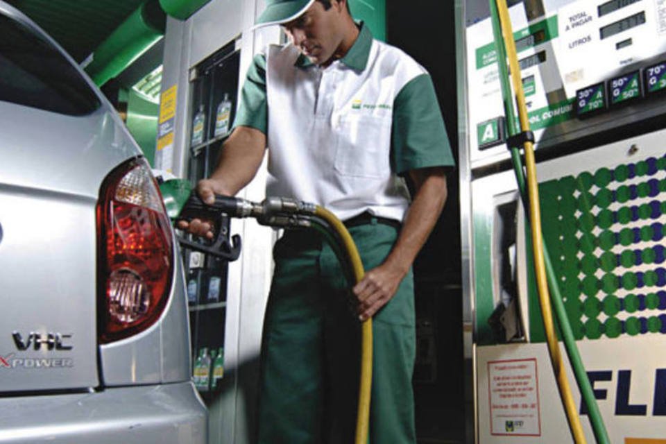 Petrobras sinaliza que pode reajustar preço da gasolina