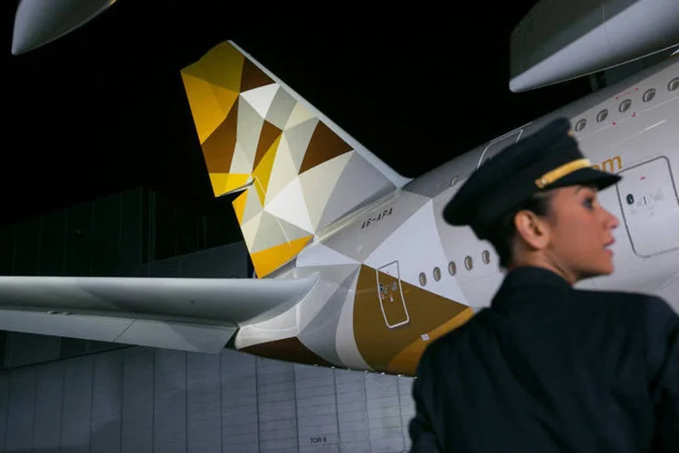 
	Pilota da Etihad Airways em frente a jato Airbus A380: Gol e Etihad tamb&eacute;m possuem um acordo de Frequent Flyer Program
 (Krisztian Bocsi/Bloomberg)