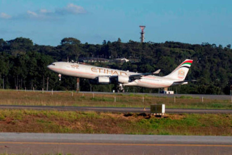 Brasileiro preso em avião pede socorro por rede social