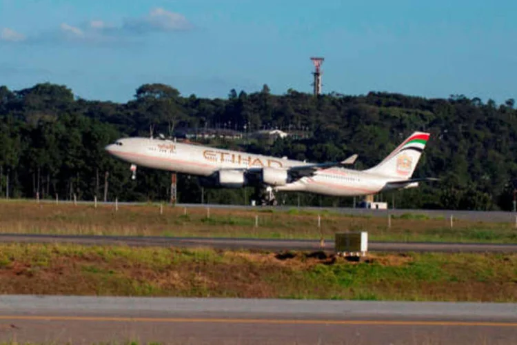 
	Avi&atilde;o da Etihad Airways: os passageiros est&atilde;o sem comida, com os banheiros em &quot;estado miser&aacute;vel&quot; e sem previs&atilde;o de decolagem, disse o empres&aacute;rio
 (Divulgação)