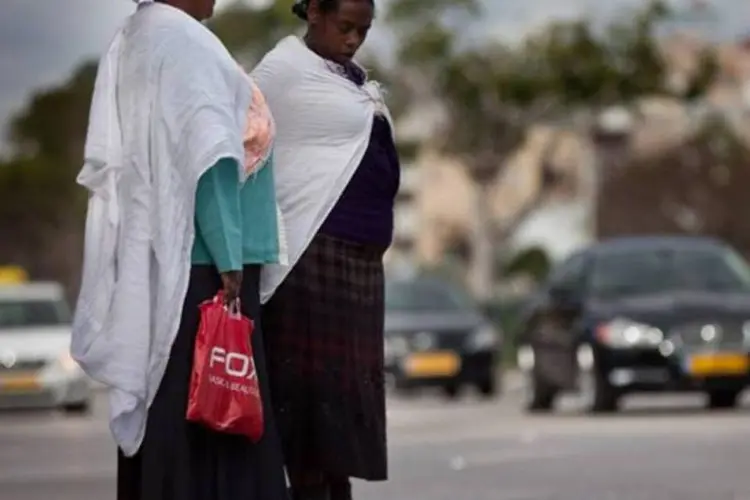 
	Mulheres atravessando a rua na Eti&oacute;pia: os presos foram submetidos a cont&iacute;nuos maus tratos e n&atilde;o tiveram direito a ligar para parentes ou advogados
 (Getty Images)