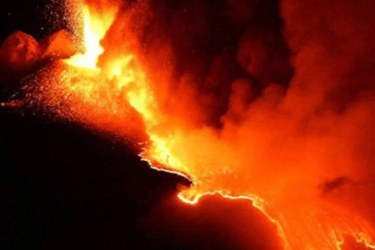 Durante 2011, este vulcão de 45 quilômetros de diâmetro, localizado no leste da Sicília, que infla e desinfla pela pressão de seu magma interno, entrou em erupção 18 vezes (Marcello Paternostro/AFP)