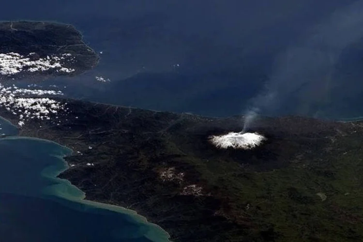 
	Monte Etna, visto de Esta&ccedil;&atilde;o Espacial Internacional:&nbsp;A erup&ccedil;&atilde;o aconteceu em uma cratera muita ativa do sudeste do vulc&atilde;o, e a l&iacute;ngua de lava da erup&ccedil;&atilde;o avan&ccedil;ou pela encosta do Vale do Bove, uma zona des&eacute;rtica
 (Wikimedia Commons / Chris Hadfield)