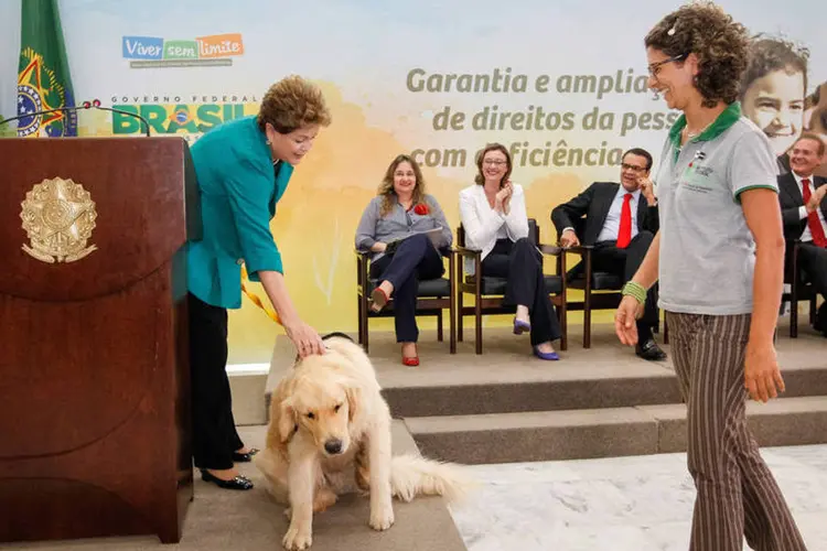 Dilma participa de cerimônia de assinatura de medidas que beneficiam pessoas com deficiência  (Roberto Stuckert Filho/PR)