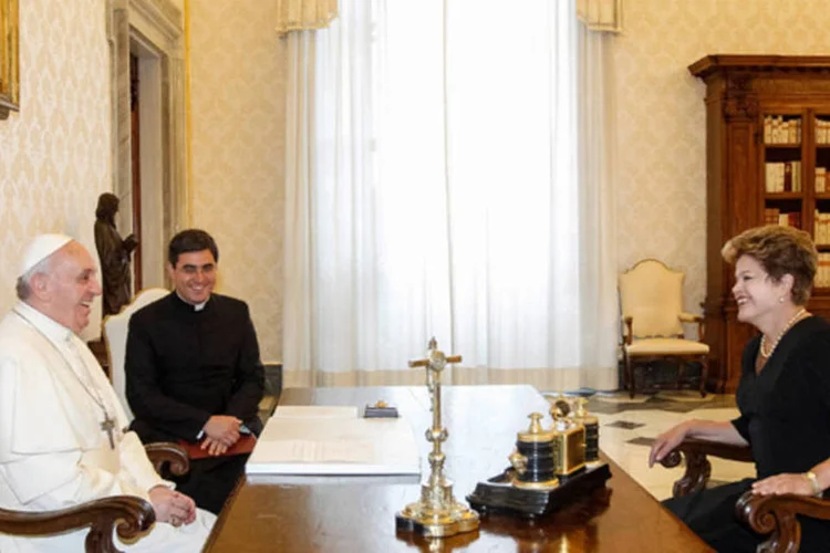 Dilma se encontra com Papa Francisco no Vaticano: "a gente sempre diz: o papa é argentino, mas Deus é brasileiro'', brincou a presidente (Roberto Stuckert Filho/PR)