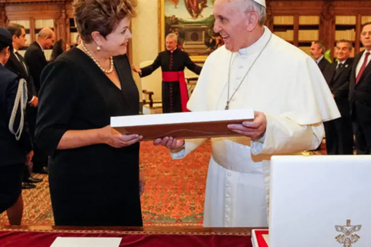 
	Dilma se encontra com Papa Francisco no Pal&aacute;cio Apost&oacute;lico: o papa confirmou que participar&aacute; da Jornada Mundial da Juventude, nos dias 23 a 28 de julho, no Rio de Janeiro
 (Roberto Stuckert Filho/PR)