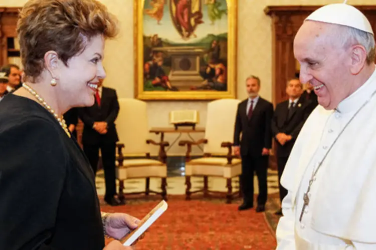 
	Dilma durante encontro com o Papa Francisco no Pal&aacute;cio Apost&oacute;lico: a presidente contou que o papa &eacute; uma pessoa&nbsp;&quot;muito carism&aacute;tica&quot;&nbsp;
 (Roberto Stuckert Filho/PR)