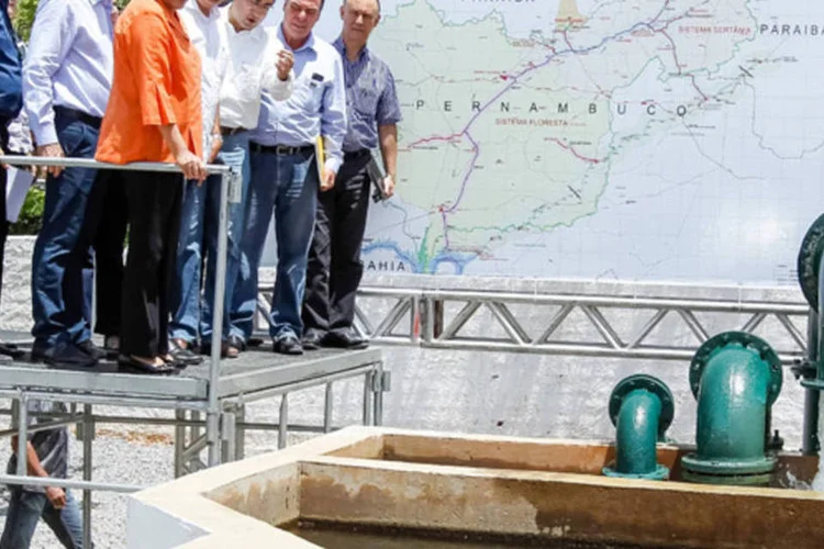 
	Cerim&ocirc;nia de entrega do trecho Floresta-Serra Talhada do Sistema Adutor Paje&uacute;: o projeto prev&ecirc;, ao todo, 598 km, com investimentos de R$ 547 milh&otilde;es, captando &aacute;gua do rio S&atilde;o Francisco
 (Roberto Stuckert Filho/PR)