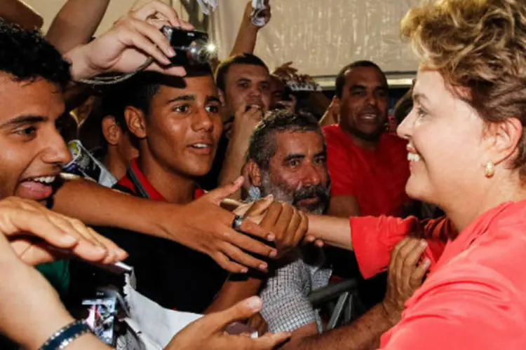 A presidente Dilma Roussef cumprimenta população em evento na Paraíba (Roberto Stuckert Filho/PR)