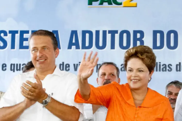 A presidente Dilma Rousseff e o governador de Pernambuco Eduardo Campos durante a cerimônia de entrega do trecho Floresta-Serra Talhada do Sistema Adutor Pajeú (Roberto Stuckert Filho/PR)