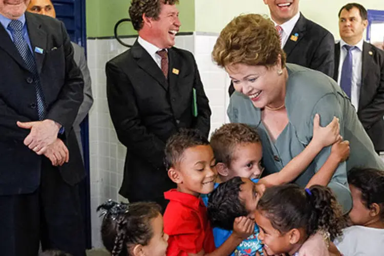 Dilma Rousseff durante cerimônia de inauguração de unidades municipais de educação infantil: a legislação também prevê 50% do Fundo Social do pré-sal para a educação
 (Roberto Stuckert Filho/PR)