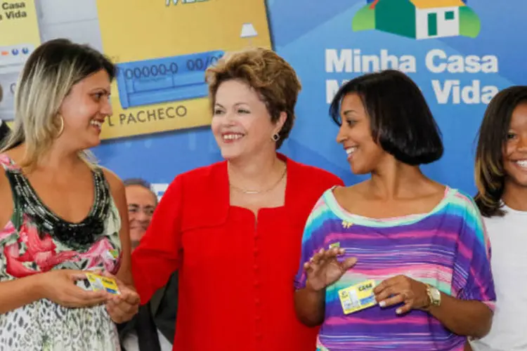 
	Dilma posa para foto com benefici&aacute;rias do &quot;Minha Casa Melhor&quot;: s&atilde;o v&aacute;rios os programas em que a estrat&eacute;gia &eacute; colocada em curso, como a entrega de habita&ccedil;&otilde;es populares
 (Roberto Stuckert Filho/PR)
