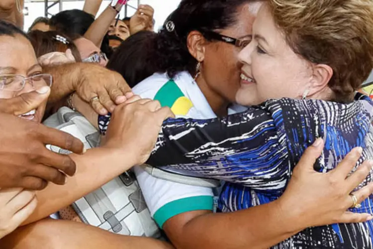 Presidenta Dilma Rousseff cumprimenta populares durante a cerimônia de formatura de 4.500 alunos do Pronatec (Roberto Stuckert Filho/PR)