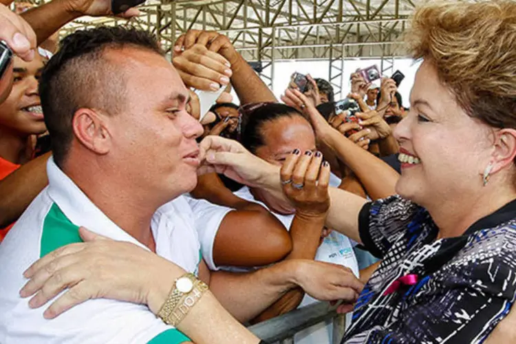 
	Dilma Rousseff cumprimenta populares durante a cerim&ocirc;nia: das viagens nacionais de Dilma neste ano, verifica-se que ela privilegia os grandes col&eacute;gios eleitorais
 (Roberto Stuckert Filho/PR)