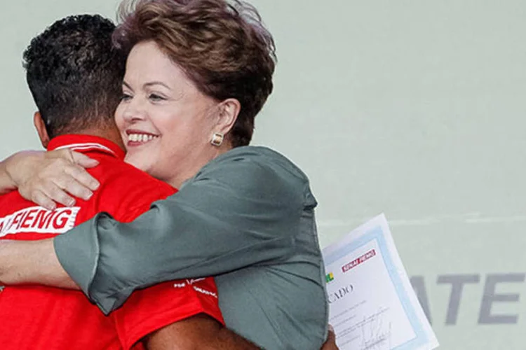 
	Dilma abra&ccedil;a formando em formatura de alunos do Pronatec: presidente voltou a afirmar que &eacute; fundamental para o Brasil investir na forma&ccedil;&atilde;o t&eacute;cnica
 (Roberto Stuckert Filho/PR)