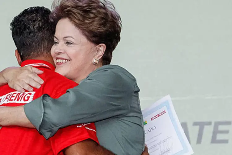 
	Dilma abra&ccedil;a formando durante cerim&ocirc;nia de Formatura de alunos do Pronatec: &quot;queremos valorizar cada vez mais essa modalidade de ensino&quot;, afirmou
 (Roberto Stuckert Filho/PR)