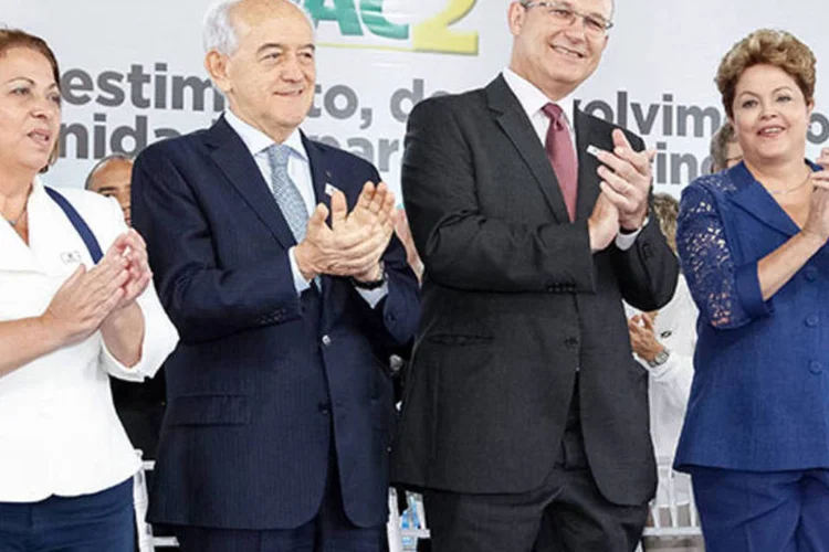 Dilma durante cerimônia de inauguração do berço 201 do porto de São Francisco do Sul, e de entrega de 59 motoniveladoras e 10 caminhões-caçamba do PAC2 (Roberto Stuckert Filho/PR)