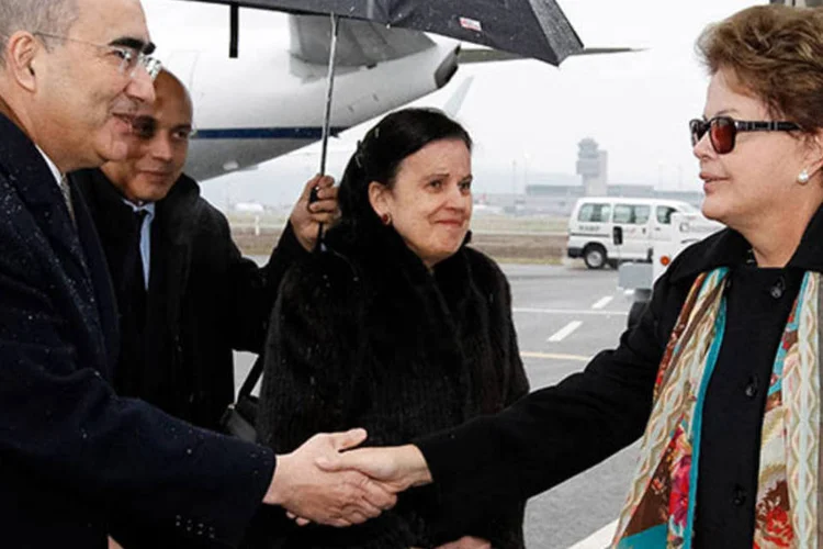 
	Dilma Rousseff recebe cumprimentos durante sua chegada a Su&iacute;&ccedil;a: a economia brasileira perdeu boa parte do brilho exibido at&eacute; h&aacute; alguns anos
 (Roberto Stuckert Filho/PR)