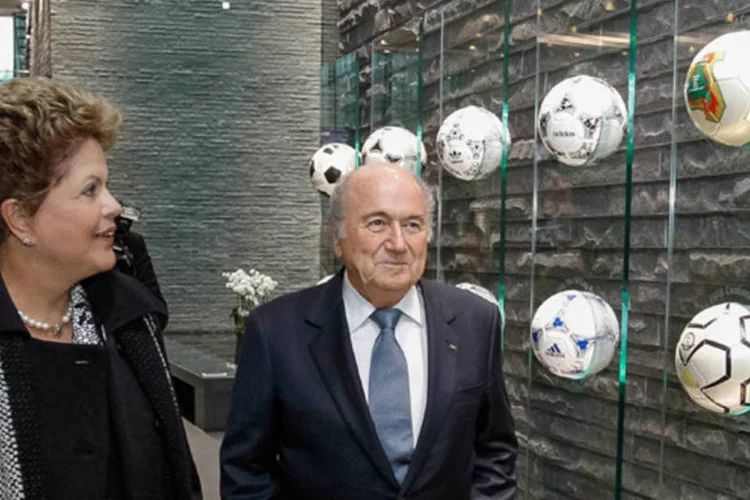 Presidenta Dilma Rousseff durante visita à sede da FIFA, com Joseph Blatter, na Suíça (Roberto Stuckert Filho/PR)
