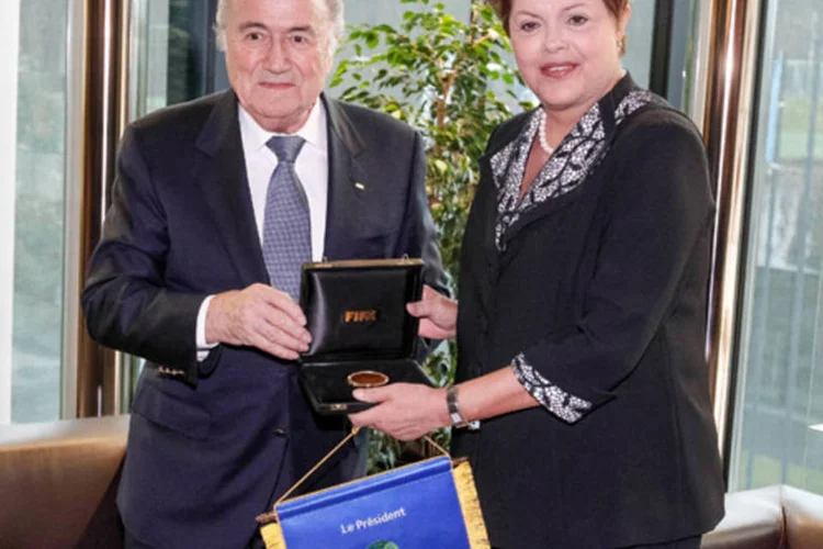 Presidenta Dilma Rousseff durante visita à sede da FIFA, com Joseph Blatter, na Suíça
 (Roberto Stuckert Filho/PR)