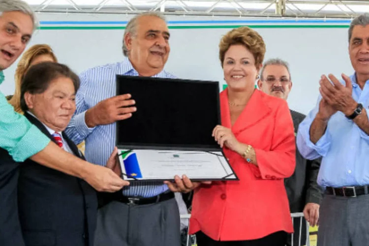 
	Dilma Rousseff recebe o T&iacute;tulo de Cidad&atilde; Sul-MatoGrossense, concedido pela Assembleia Legislativa do estado durante cerim&ocirc;nia de entrega de 300 &ocirc;nibus escolares a 78 munic&iacute;pios
 (Roberto Stuckert Filho/PR)
