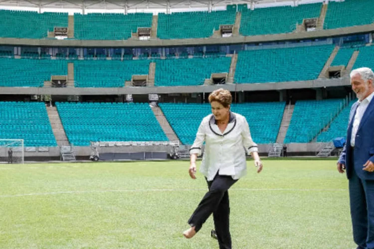A presidente Dilma Rousseff chuta bola ao lado do governador da Bahia, Jaques Wagner, durante cerimônia de inauguração da Arena Fonte Nova (Roberto Stuckert Filho/PR)