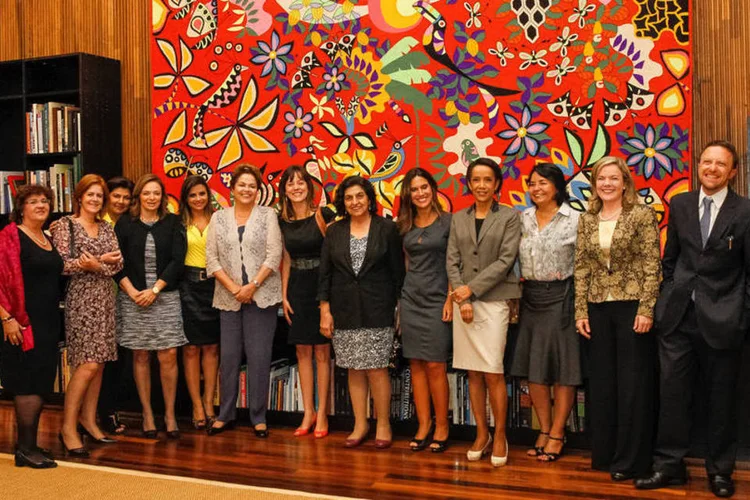 
	Dilma Rousseff durante jantar com mulheres jornalistas, no pal&aacute;cio da alvorada: &quot;&eacute; absurda esta hist&oacute;ria de dizer que vai explodir tudo em 2015. &Eacute; rid&iacute;cula&quot;, disse
 (Roberto Stuckert Filho/PR)