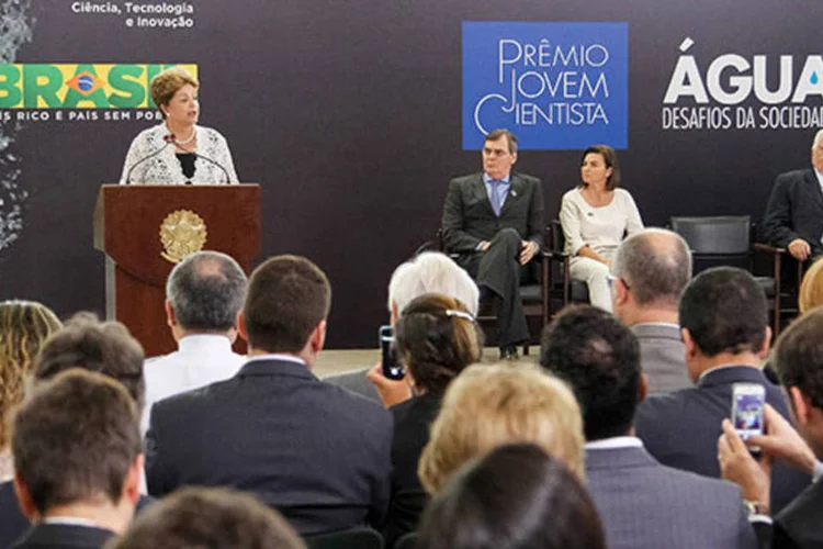 
	Dilma durante cerim&ocirc;nia de entrega do XXVII Pr&ecirc;mio Jovem Cientista 2013: a presidente argumentou ainda que o recurso &eacute; distribu&iacute;do de forma desigual entre as regi&otilde;es do pa&iacute;s
 (Roberto Stuckert Filho/PR)
