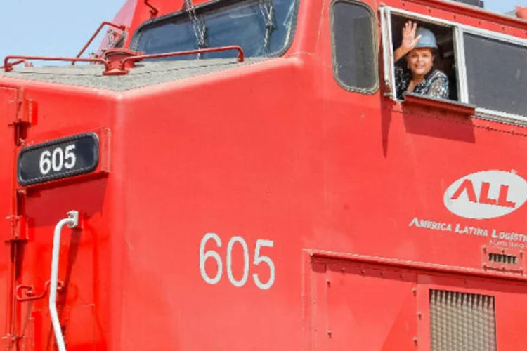 
	Dilma em Rondon&oacute;polis para a inaugura&ccedil;&atilde;o do trecho da Ferronorte: em 2014, entrou em opera&ccedil;&atilde;o mais de 84 km da extens&atilde;o da ferrovia, mas &nbsp;2.497&nbsp;km ainda est&atilde;o em andamento
 (Roberto Stuckert Filho/PR)