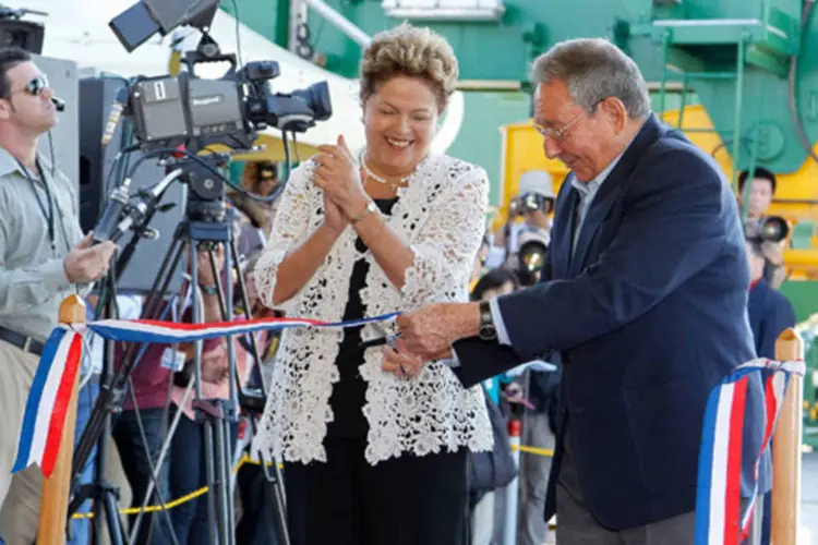 
	Presidenta Dilma Rousseff e o presidente de Cuba, Ra&uacute;l Castro, durante inaugura&ccedil;&atilde;o do Porto de Mariel, em Cuba
 (Roberto Stuckert Filho/PR)