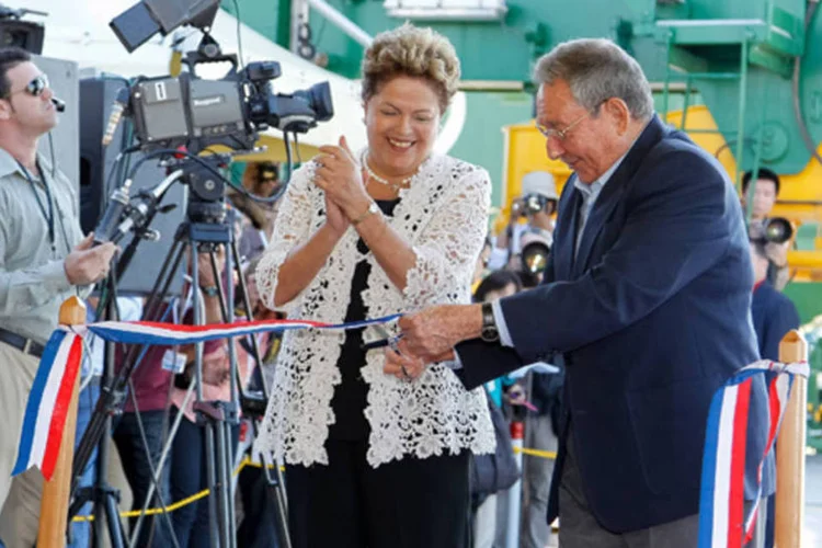 Presidenta Dilma Rousseff e o presidente de Cuba, Raúl Castro, durante inauguração do Porto de Mariel, em Cuba (Roberto Stuckert Filho/PR)