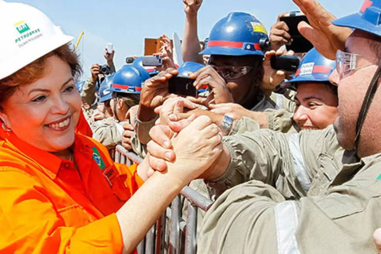 Dilma posa para fotos durante a cerimônia de conclusão da Plataforma P-58 no Estaleiro Honório Bicalho  (Roberto Stuckert Filho/PR)