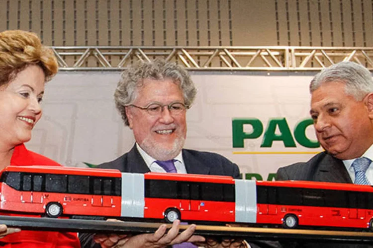 
	Dilma durante cerim&ocirc;nia de an&uacute;ncio de investimentos do PAC Mobilidade Urbana: ela &nbsp;esteve ontem em Curitiba para anunciar R$ 3,2 milh&otilde;es em aportes do governo no futuro metr&ocirc; local
 (Roberto Stuckert Filho/PR)