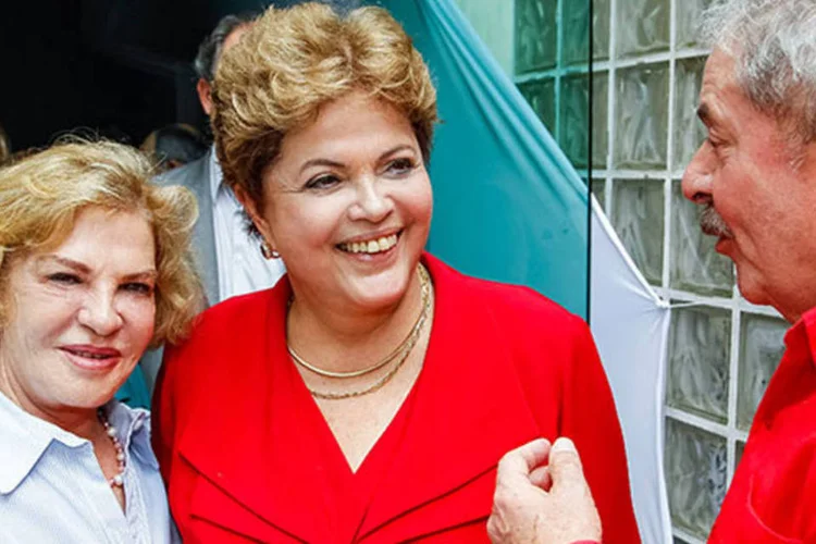 Dilma posa para foto com o ex-presidente Lula e dona Marisa Letícia durante churrasco: no cardápio do encontro, além da carne, cerveja Itaipava e picolés de chocolate da marca Diletto (Roberto Stuckert Filho/PR)